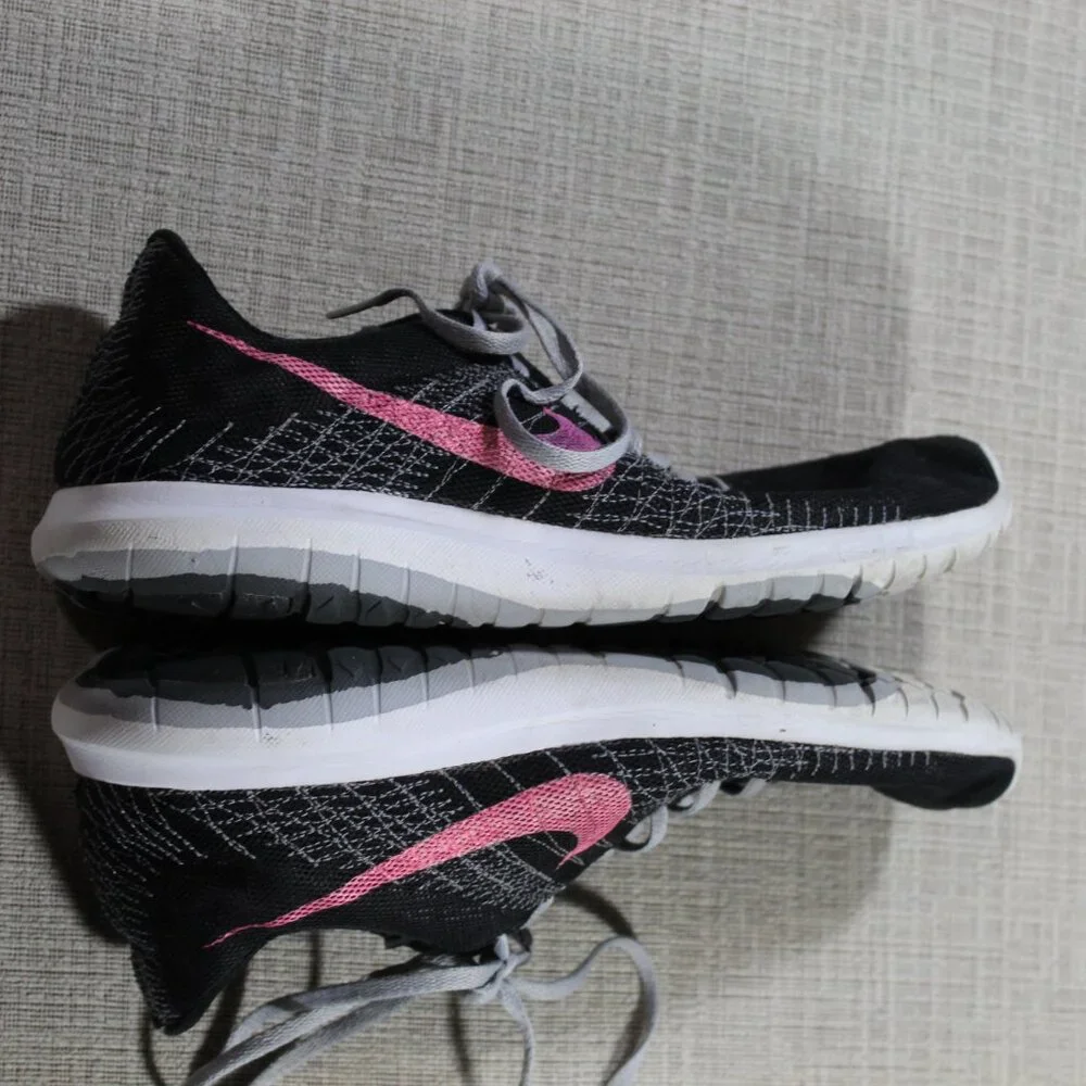 Nike Size 10 Fury Black with Pink Swoosh Athletic Shoes